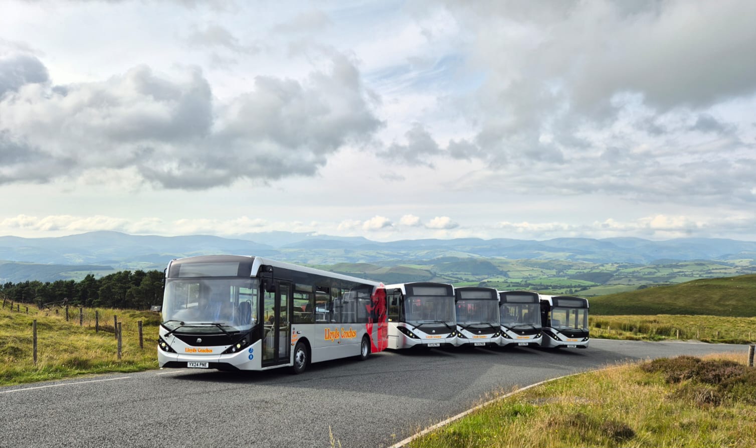 lloydscoaches.com